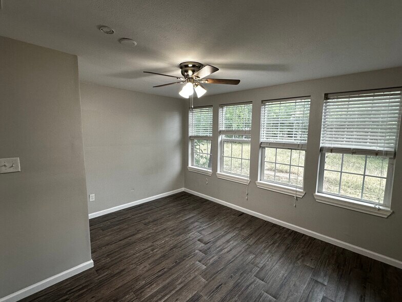 More Photos Of 309 Railroad St, Buda Office For Sale