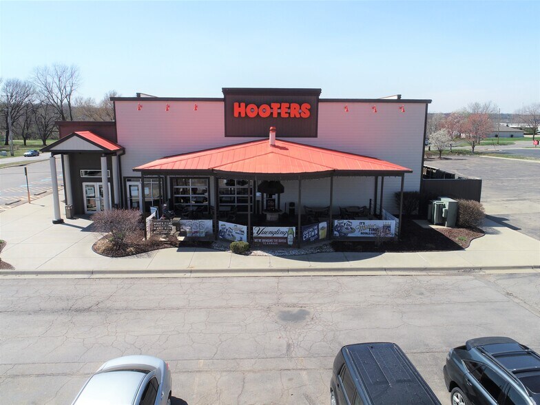 Primary Photo Of 6100 SW 10th Ave, Topeka Restaurant For Sale