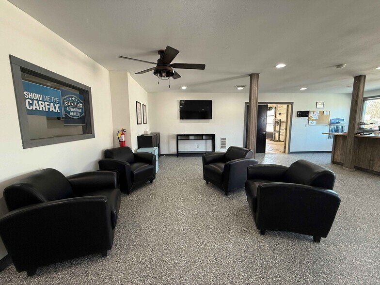 More Photos Of 209 Franklin St, Center Point Service Station For Sale