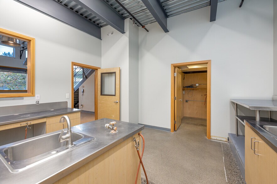 More Photos Of 909 Squalicum Way, Bellingham Flex For Sale