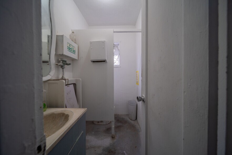 More Photos Of 1040 E 26th St, Hialeah Warehouse For Sale