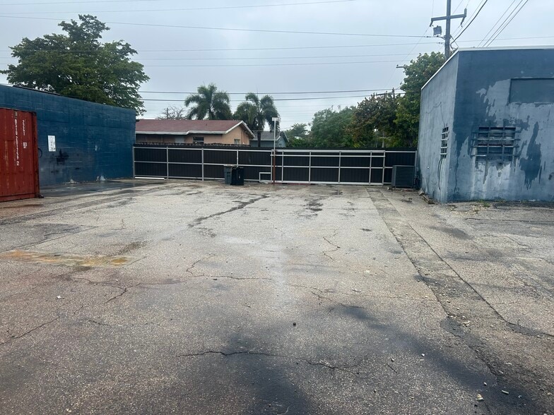 More Photos Of 1910 N Dixie Hwy, Hollywood General Retail For Lease