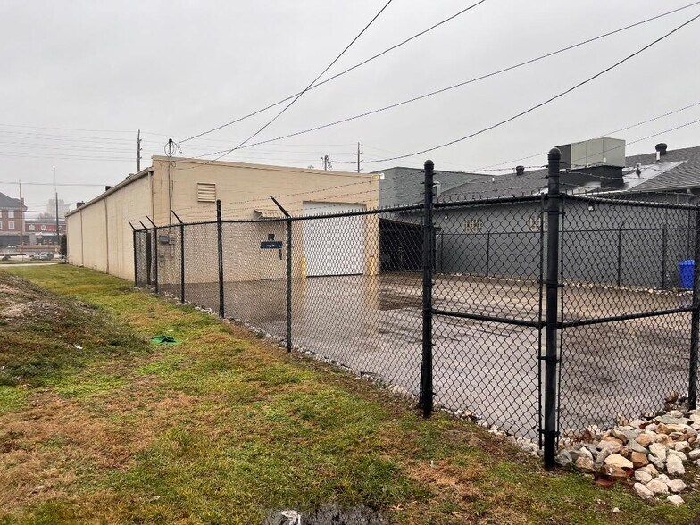 More Photos Of 927 8th Ave, Huntington Veterinarian Kennel For Lease