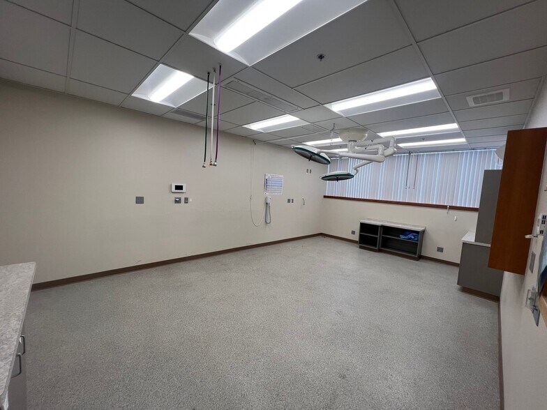 More Photos Of 825 E White Spruce Blvd, Henrietta Veterinarian Kennel For Lease