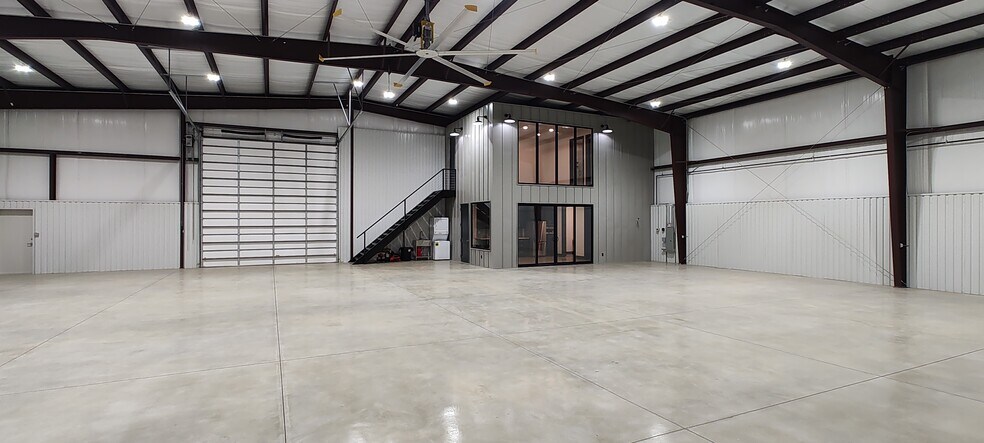 More Photos Of 165 Perimeter Road Rd, Longview Airplane Hangar For Sale