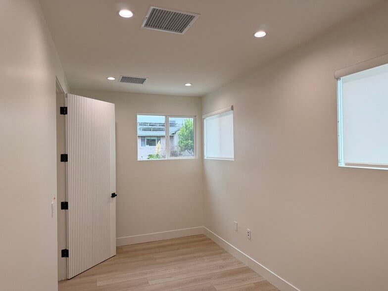 More Photos Of 17725 Rhoda St, Encino Office For Lease