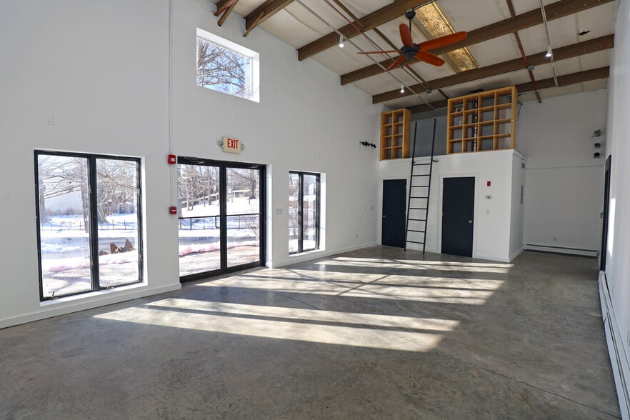 More Photos Of 9 Hanna Ln, Beacon Warehouse For Lease
