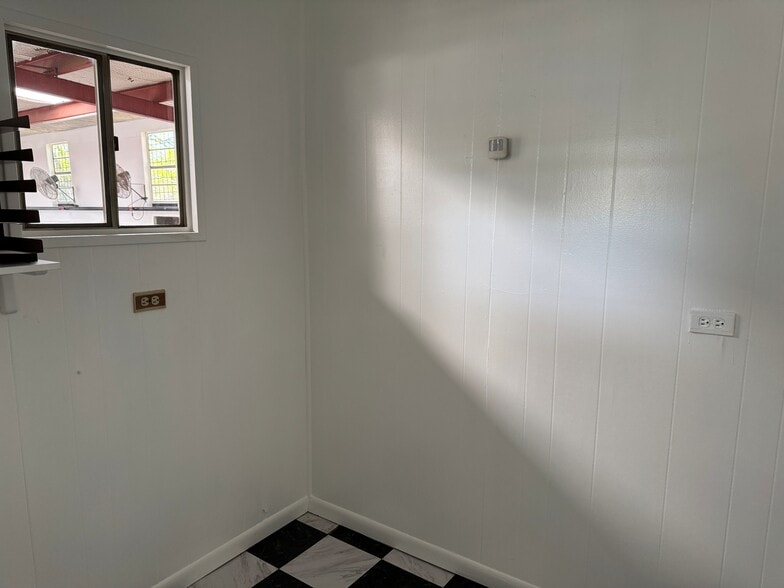 More Photos Of 429 N Jefferson St, Lancaster Industrial For Sale