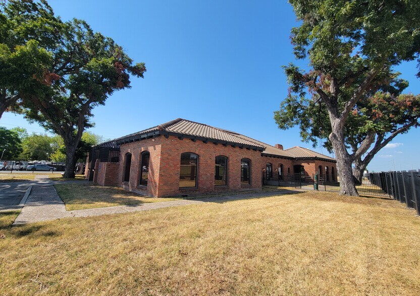 More Photos Of 2323 N Walton Walker Blvd, Dallas Office For Sale