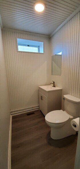 More Photos Of 99 Commerce St, Norwalk Manufacturing For Lease