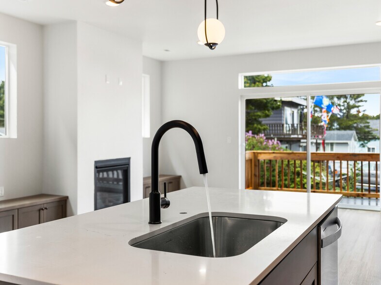 More Photos Of 331 SE Jetty Ave, Lincoln City Apartments For Sale