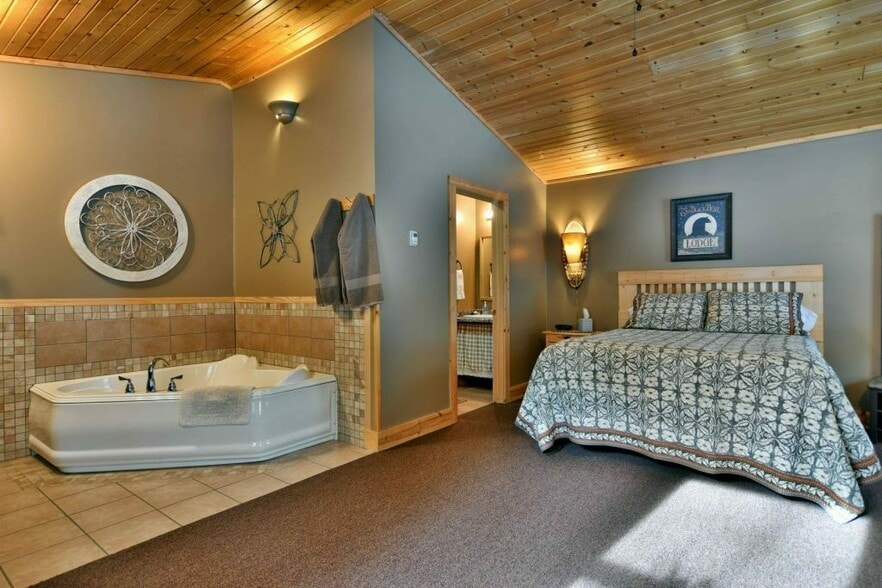 More Photos Of 84790 State Highway 13 S, Bayfield Hotel For Sale