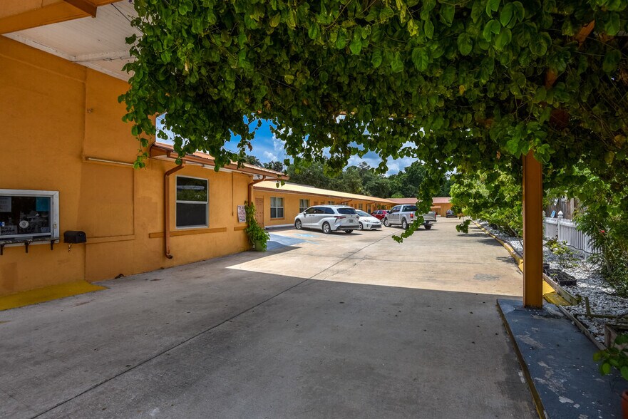 More Photos Of 1020 S Ridgewood Ave, Daytona Beach Hotel For Sale