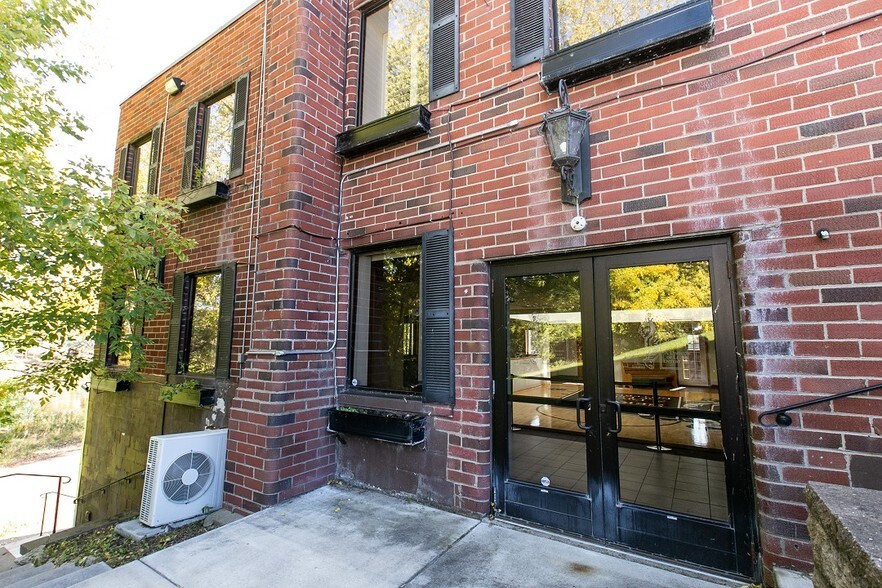 More Photos Of 2040 N Ferry St, Anoka Office For Sale