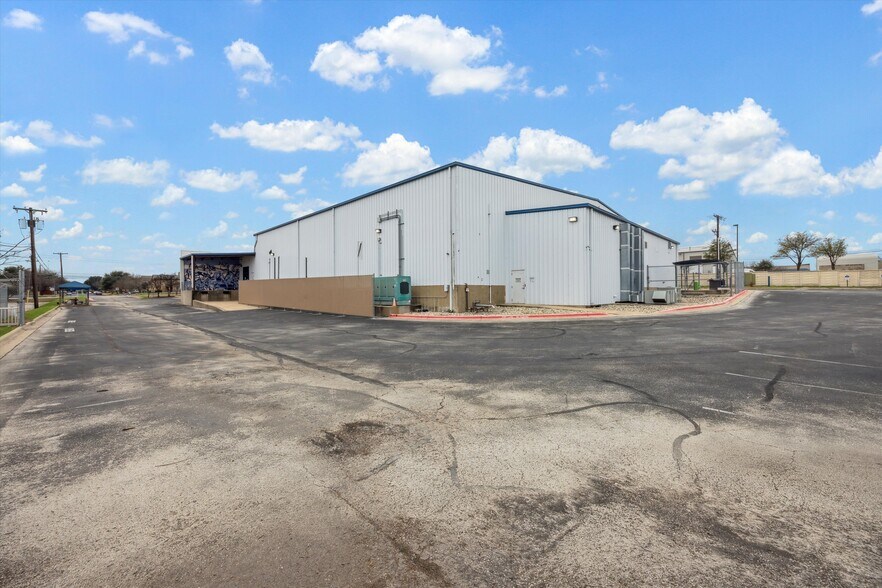 More Photos Of 1700 Royston Ln, Round Rock Service For Lease