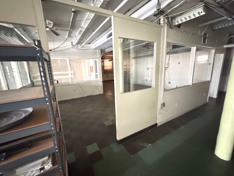 More Photos Of 177 Oakwood Ave, Orange Showroom For Lease