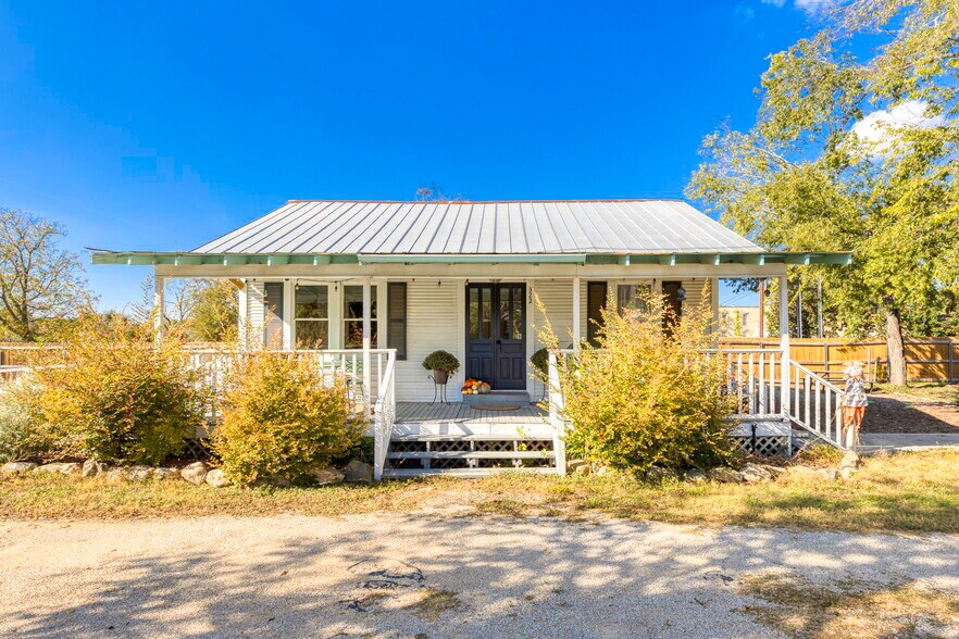 More Photos Of 322 S Main St, Boerne General Retail For Sale