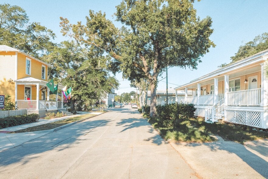 More Photos Of 14 W 43rd St, Savannah General Retail For Lease