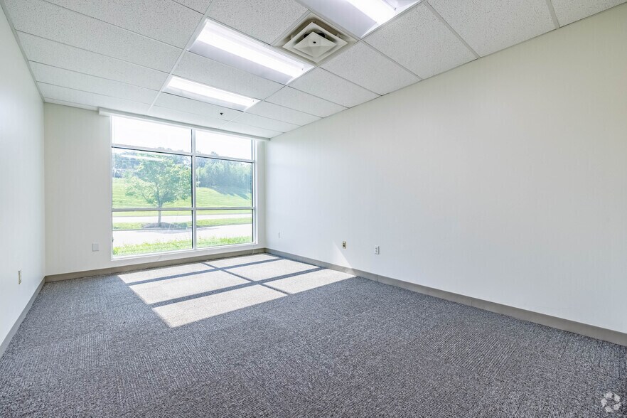 More Photos Of 1405 Worldwide Blvd, Hebron Warehouse For Lease