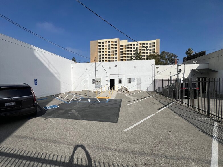 More Photos Of 11012 Magnolia Blvd, North Hollywood Storefront For Lease