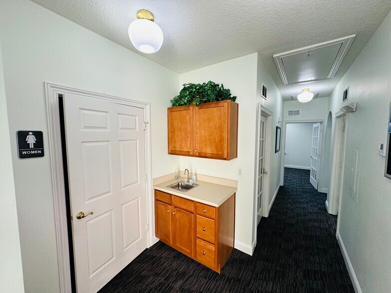 More Photos Of 6817 Southpoint Pky, Jacksonville Unknown For Lease