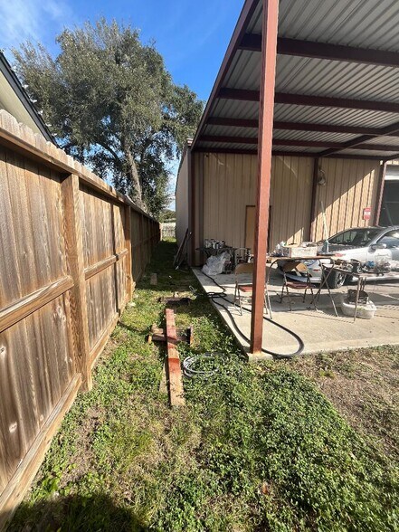 More Photos Of 11914 New Meadow Dr, Houston Light Manufacturing For Sale