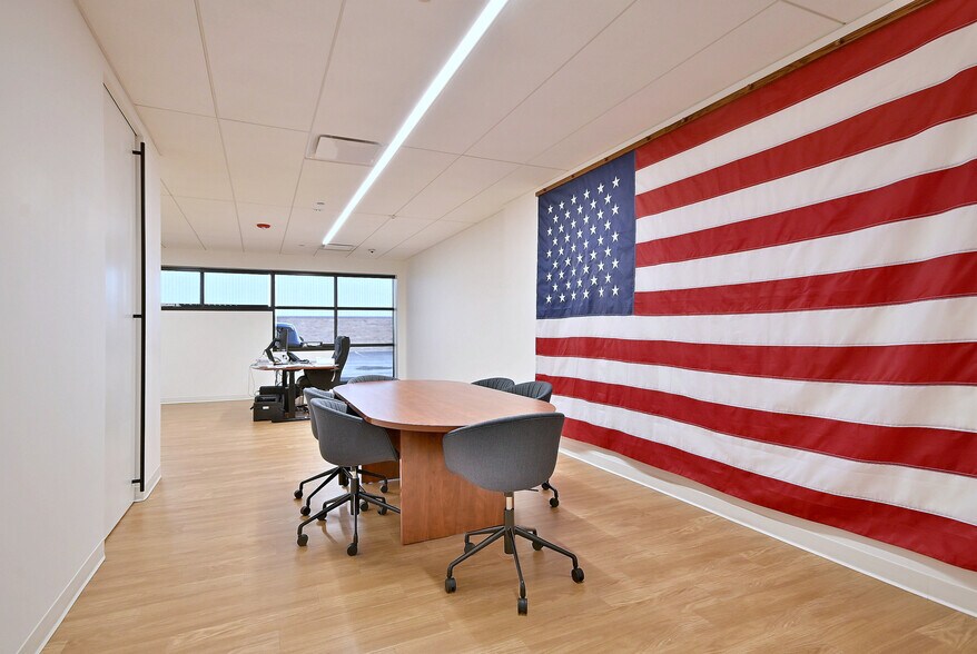 More Photos Of 2100 W 21st St, Broadview Light Manufacturing For Lease