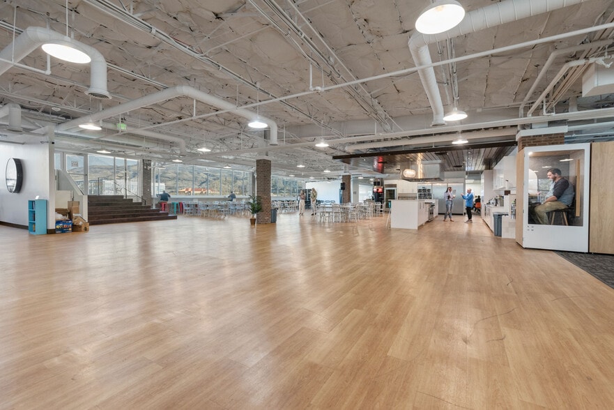 More Photos Of 382 W Park Cir, Provo Office For Sale