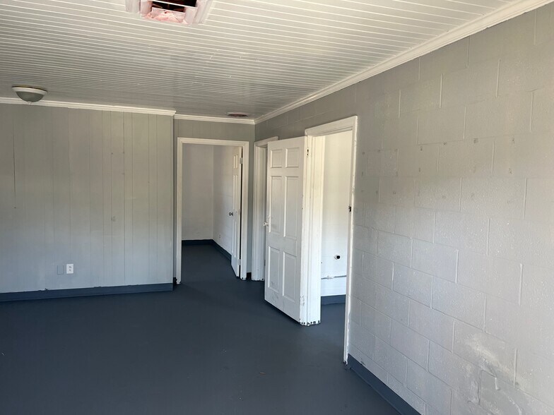 More Photos Of 1625 N US Highway 29, Salisbury Flex For Sale