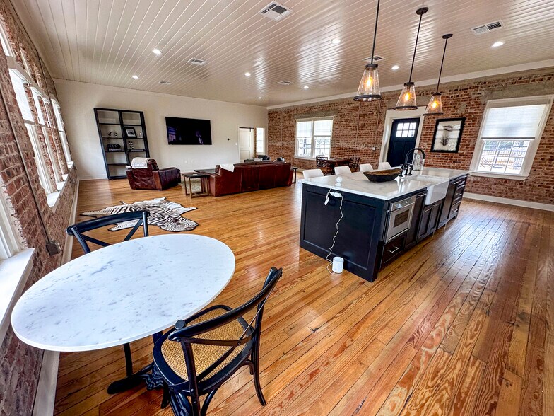 More Photos Of 1 N Mechanic St, El Campo Office For Sale