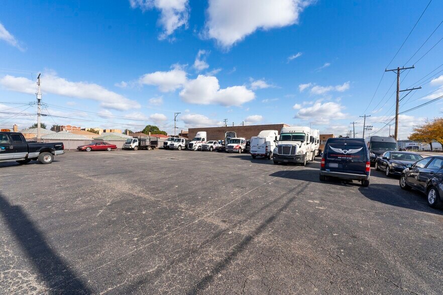 More Photos Of 5944 W 65th St, Chicago Service For Sale