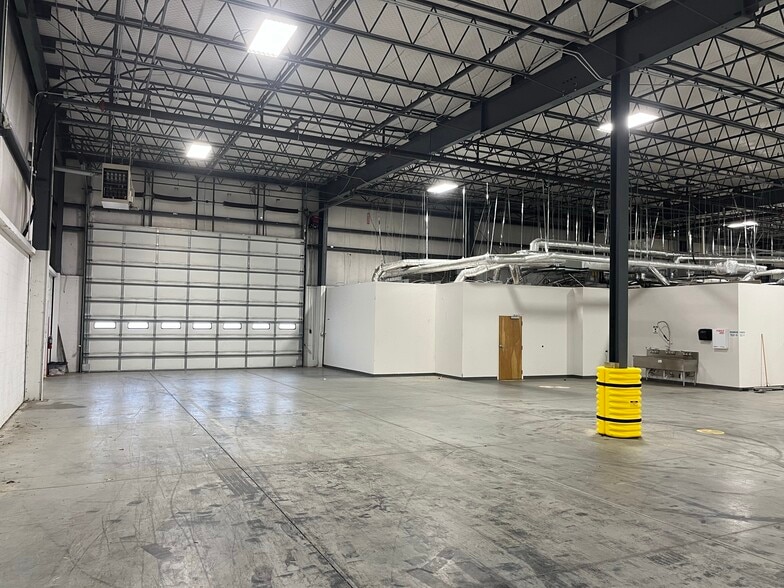 More Photos Of 460 E Plaza Dr, Mooresville Distribution For Lease