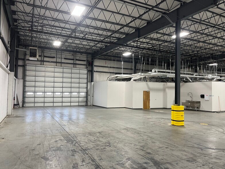 More Photos Of 460 E Plaza Dr, Mooresville Distribution For Lease