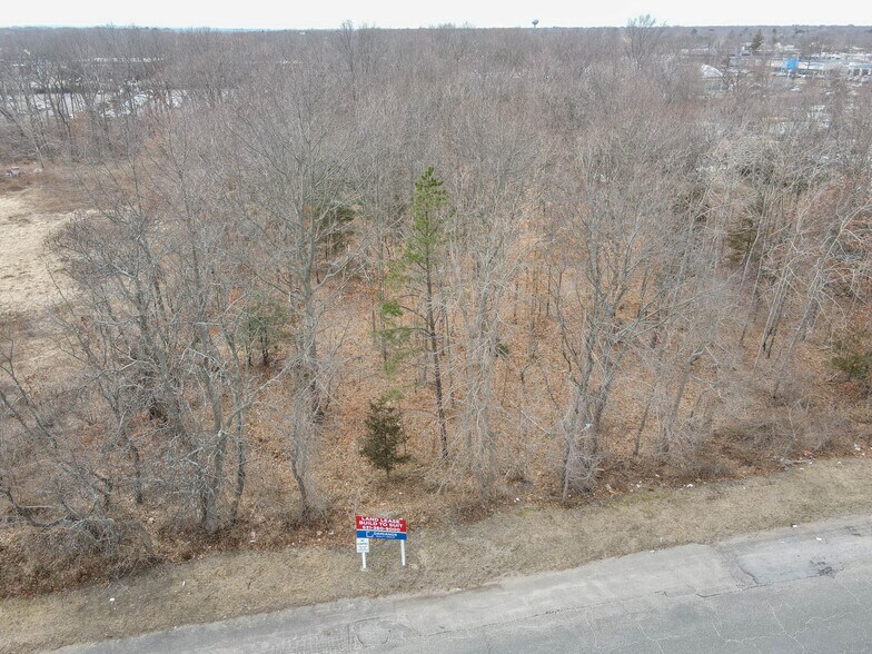 More Photos Of Broadley Ave, Smithtown Flex For Lease