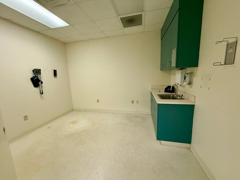 More Photos Of 2410 S Main St, Lindale Office For Sale