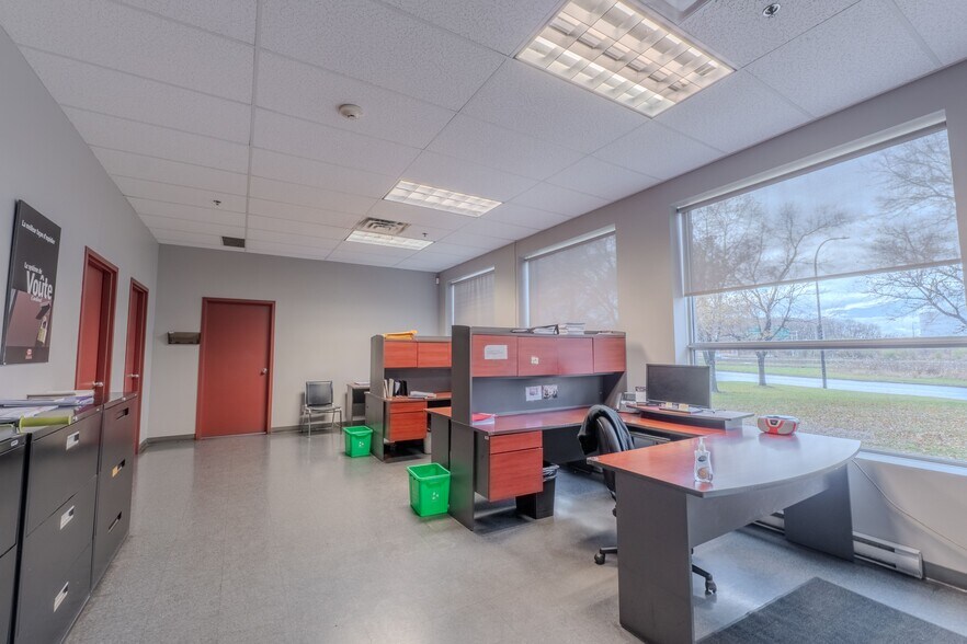 More Photos Of 13150 Boul Métropolitain E, Montréal Distribution For Sale