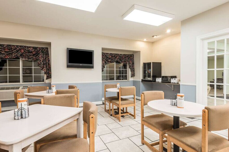 More Photos Of 11831 NW Plaza Cir, Kansas City Hotel For Sale