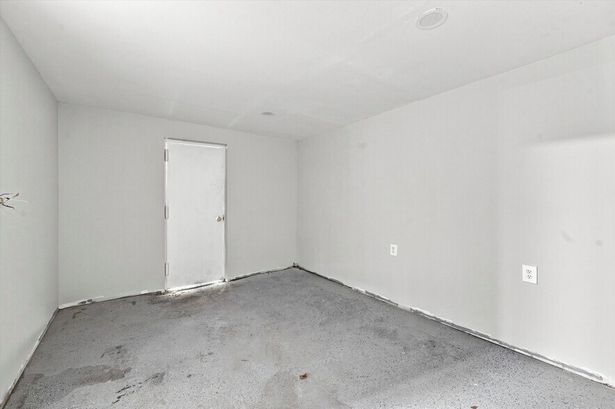 More Photos Of 806 Powell Ave, Darby Office For Sale