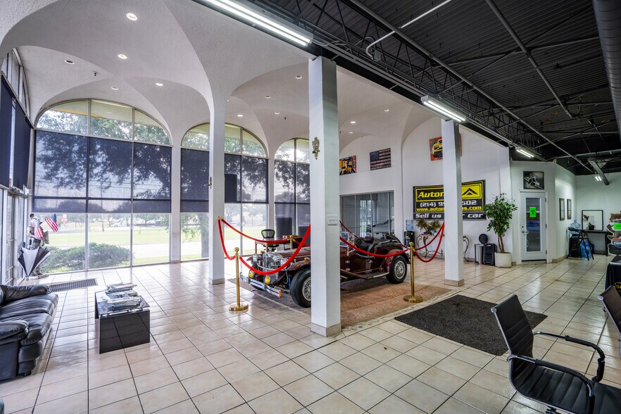 More Photos Of 1365 Regal Row, Dallas Distribution For Sale