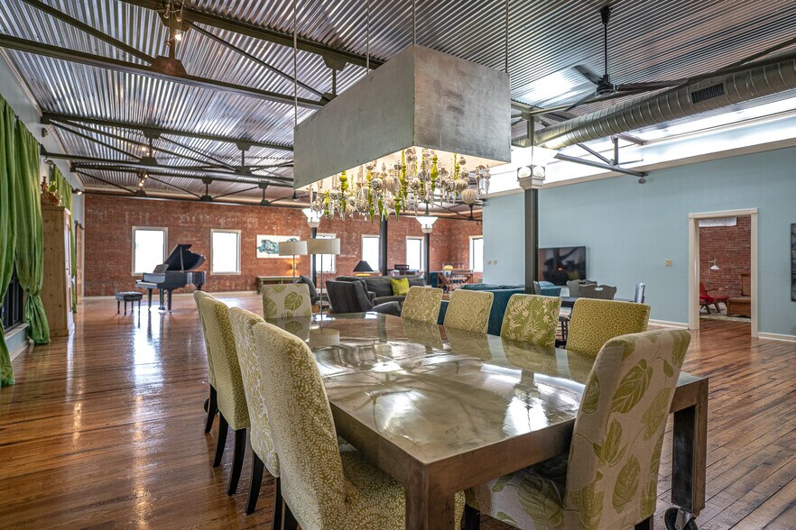 More Photos Of 1611 Washington St, Alexandria Showroom For Sale