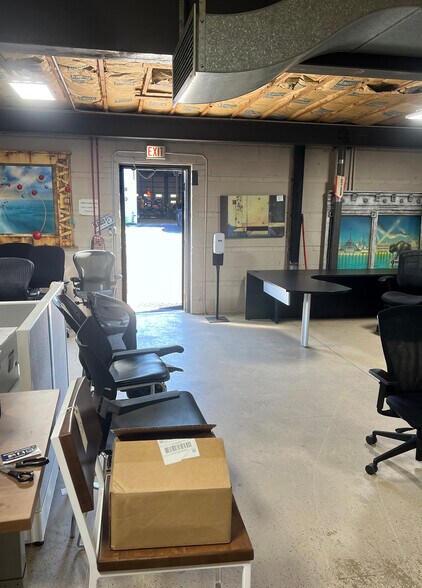 More Photos Of 1601 E Algonquin Rd, Mount Prospect Warehouse For Lease