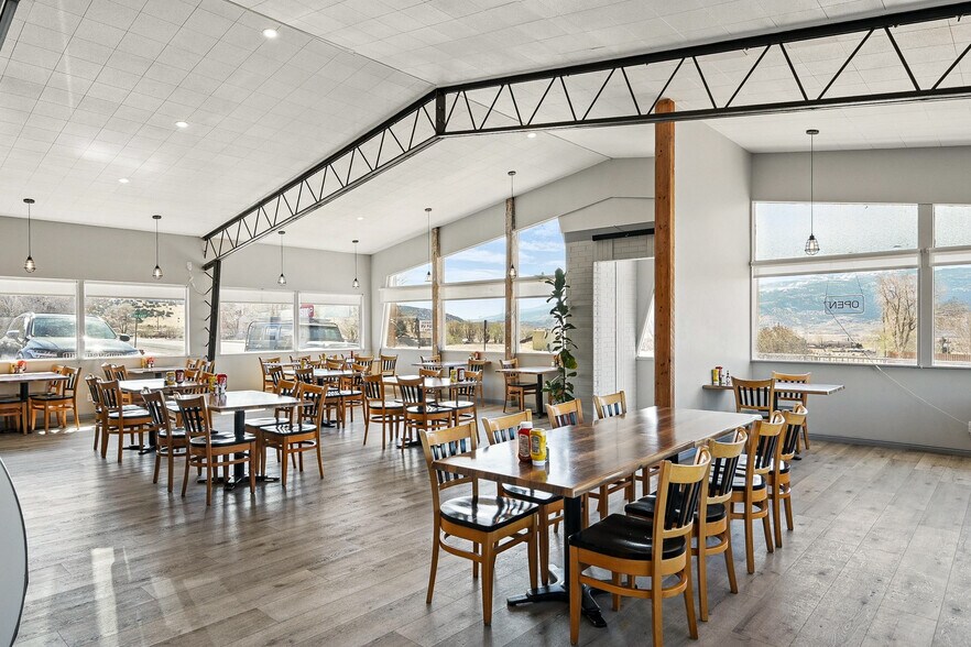 More Photos Of 91 E Main St, Bicknell Hotel For Sale