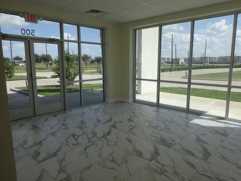 More Photos Of 500 Commerce Pky, Katy Warehouse For Lease