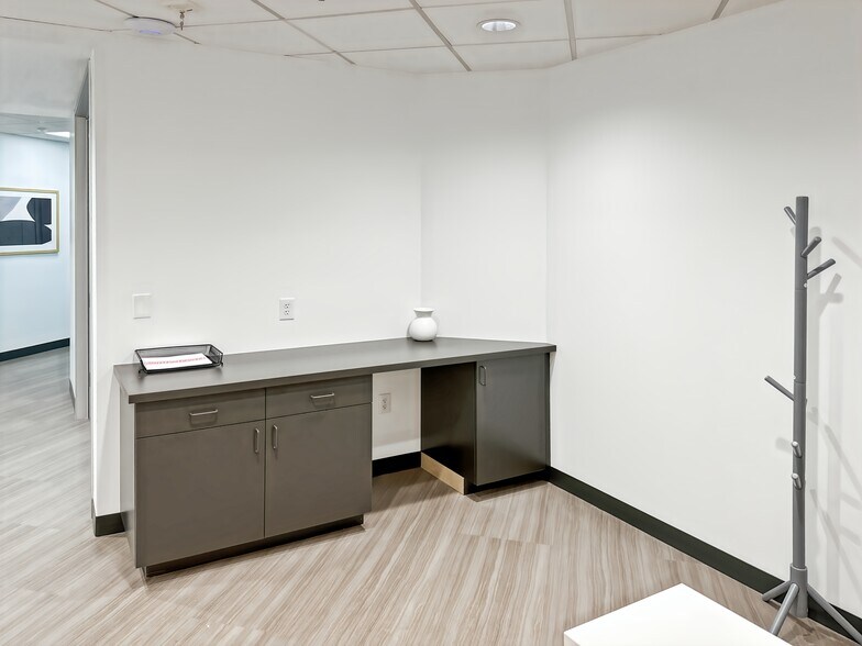 More Photos Of 300 W Clarendon Ave, Phoenix Coworking Space