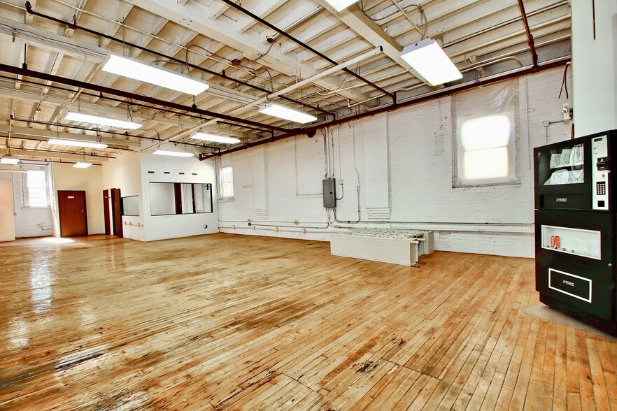 More Photos Of 540 39th St, Union City Warehouse For Lease