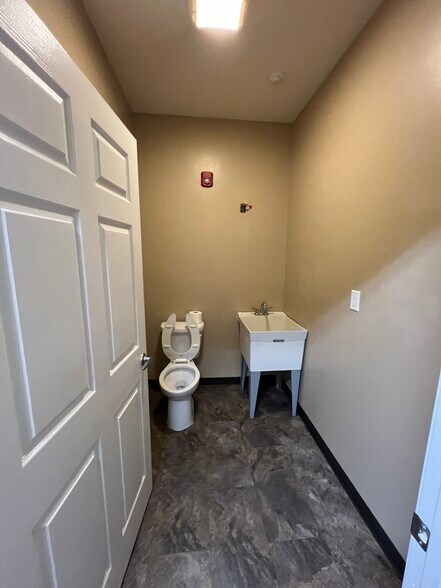 More Photos Of 11085 Eastex Fwy, Beaumont Warehouse For Lease