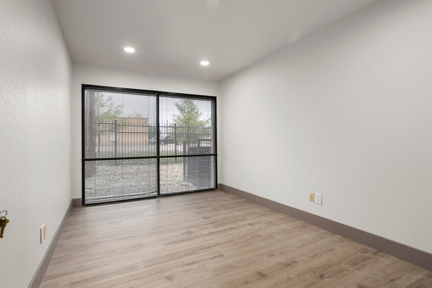 More Photos Of 4734 Benbrook Blvd, Benbrook Unknown For Lease