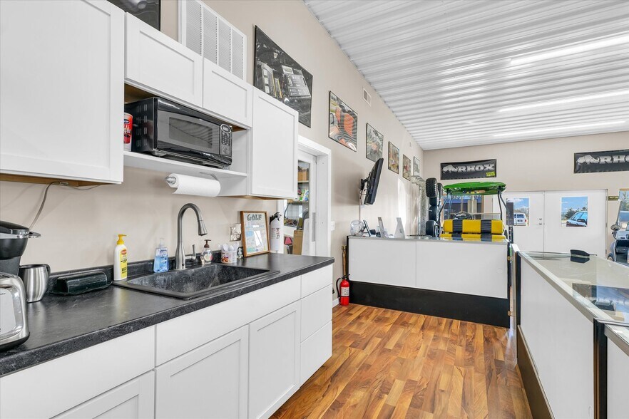 More Photos Of 109 Front St, Mansfield Industrial For Sale