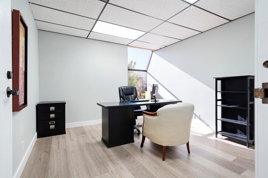 More Photos Of 4550 Kearny Villa Rd, San Diego Office For Lease