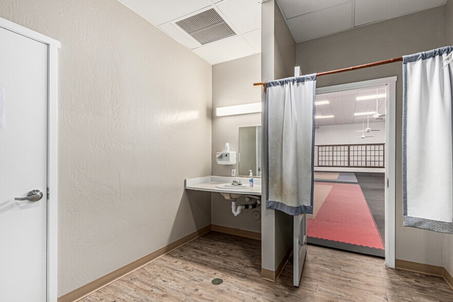 More Photos Of 3173 E Chandler Blvd, Phoenix Freestanding For Sale